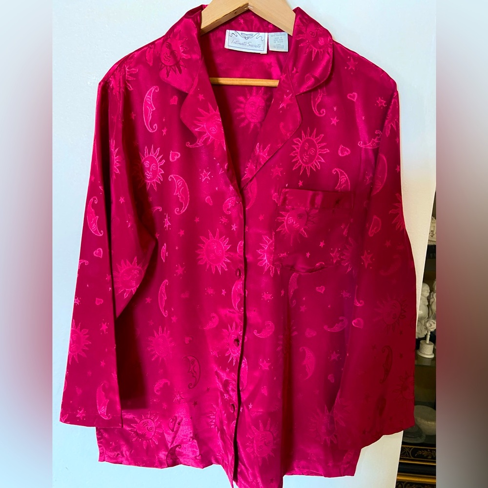 Silk like fabric in beautiful red,  pj set in celestial design! Size small!